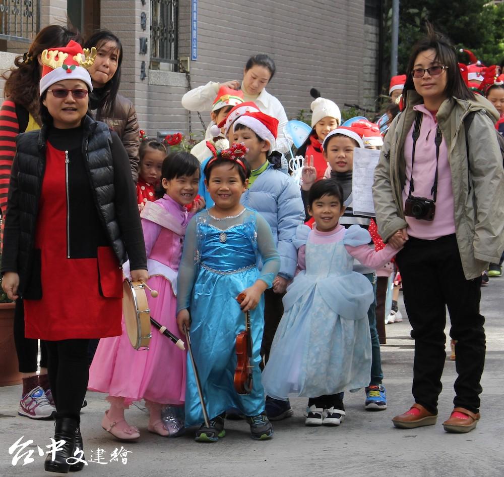台中「藝術亮點」家族提前舉行活動慶祝耶誕,突圍快樂音樂家過往報佳音資料照。(圖:台中市政府)