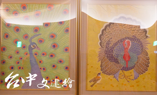 姚旭燈贈〈光彩翎羽〉〈喜悅〉與南美館。(攝影:謝平平)