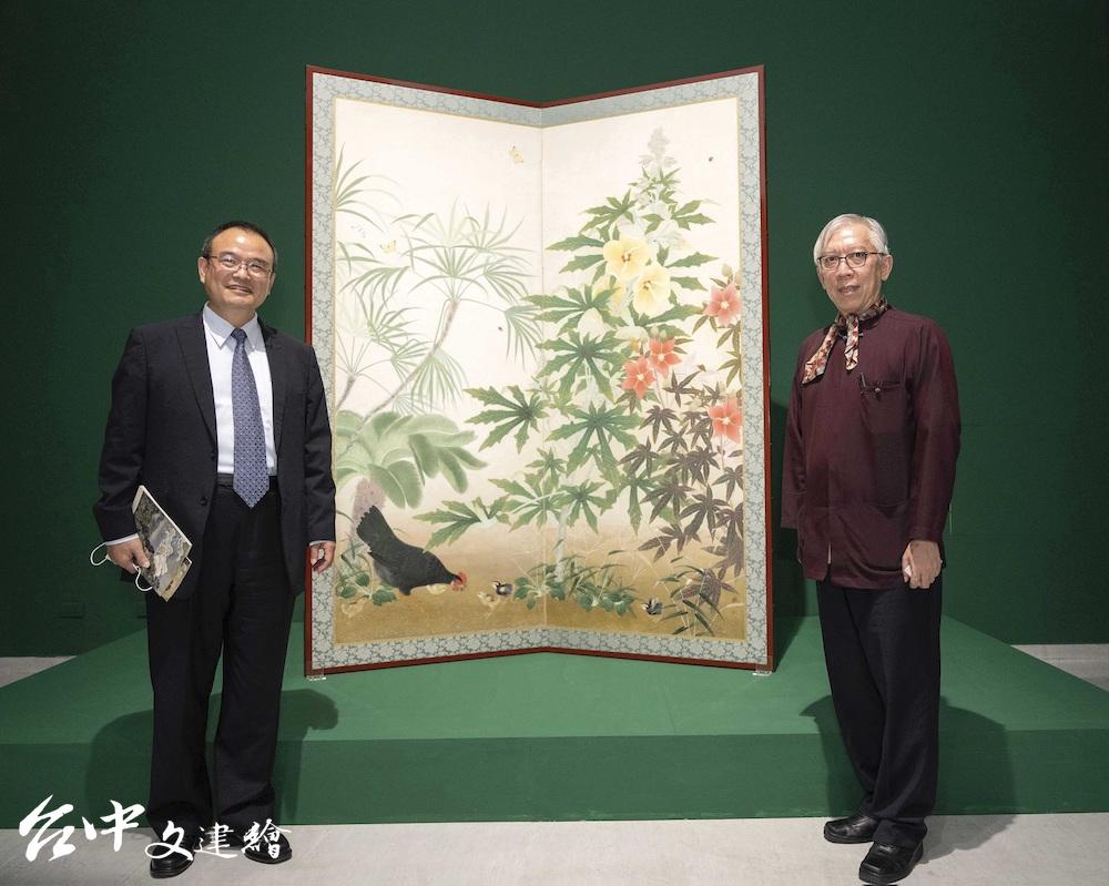 文化部蕭宗煌次長（左）與國美館梁永斐館長（右），其後為呂鐵州〈後庭〉。（圖：國美館）