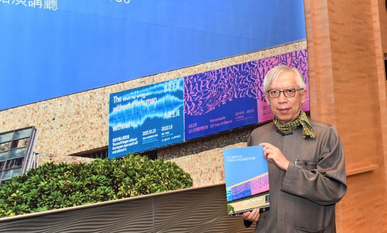 國美館館長梁永斐,手上為就職週年紀實手冊。(圖:國美館)