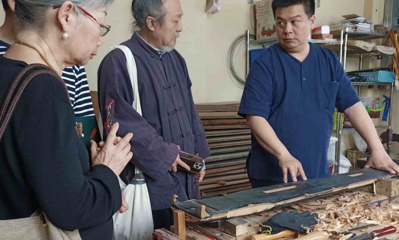 梁晊瑋進行古琴髹漆。(圖:台中市文資處)