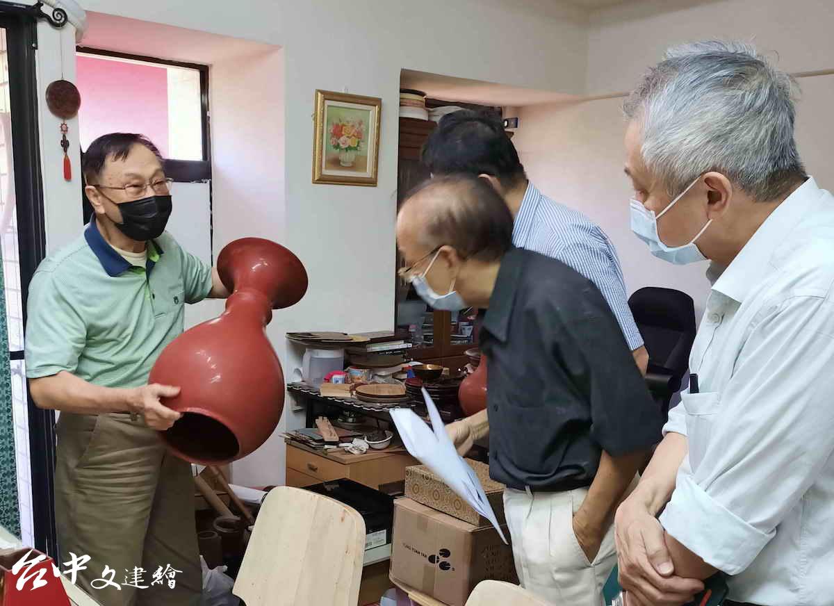陳清輝（左）解釋漆器工藝製作與特點。（圖：台中市文資處）