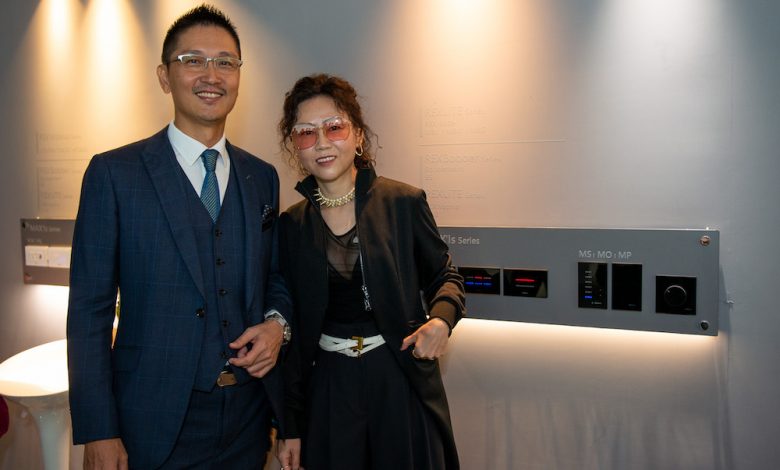 瑞司照明總經理王啟祥(左)、觀境設計組間謝婉毓(右)推動台灣智慧照明系統。(圖:業者提供)