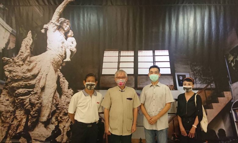 (右至左)蒲宜君、國父紀念館館長王蘭生、國立臺灣美術館梁永斐、蒲浩志於展場「蒲添生故居」影像前合影。(圖:國美館)