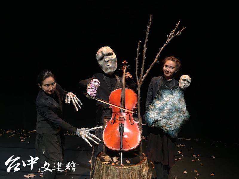 余若玫(左)、羅翡翠(中,戴斯面具者)、黃凱臨(右)將合作「親愛的戴斯」。(攝影:謝平平)