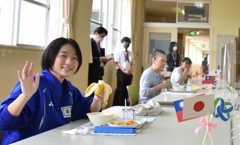 笠間市學生享用香甜可口的台灣香蕉(圖:農糧署)