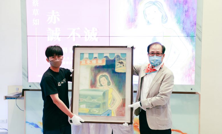 蔡宗穎(左)將爺爺蔡草如作品〈檳榔姑娘〉捐贈給南美館董事長蘇憲法。(圖:南美館)