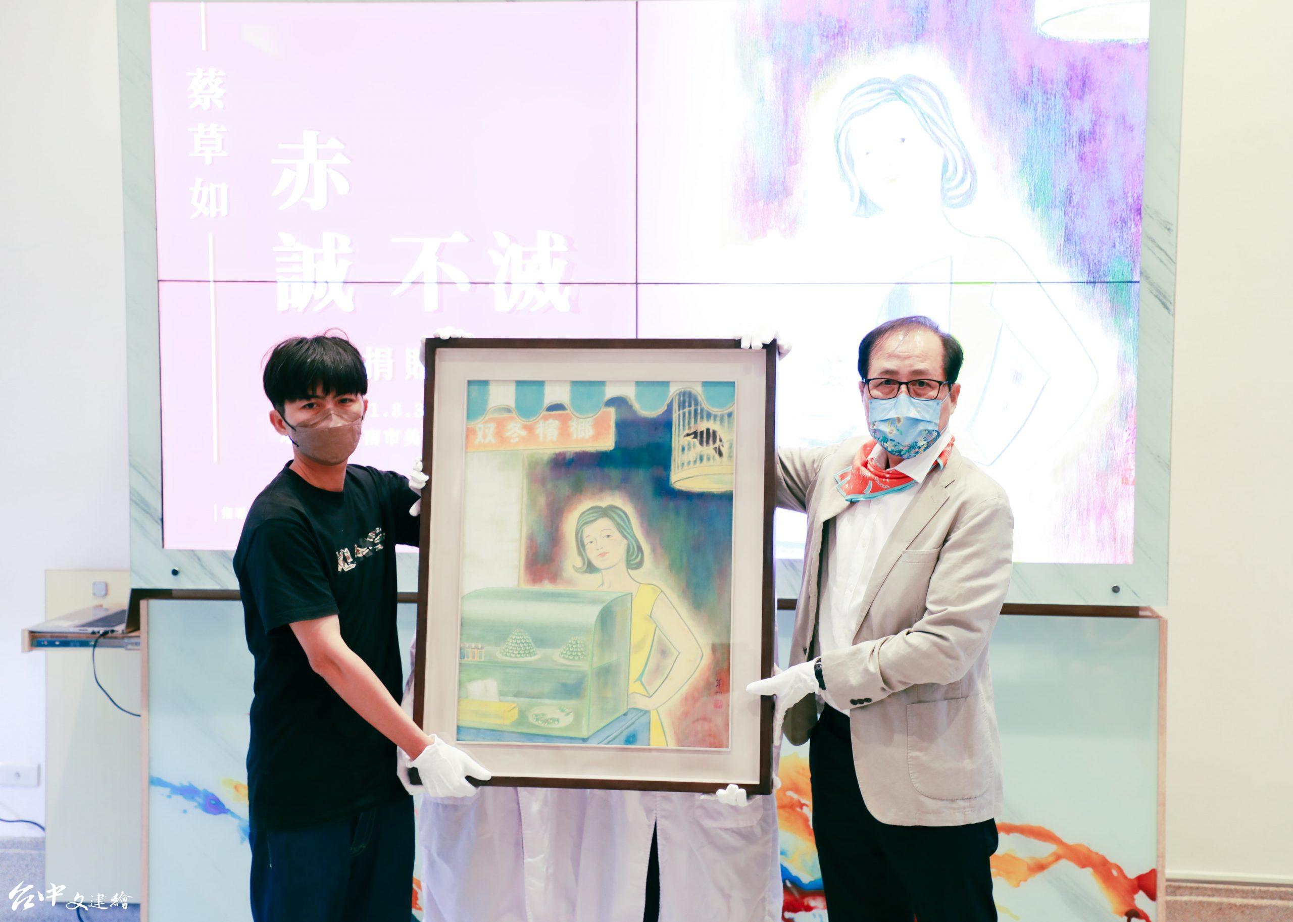蔡宗穎（左）將爺爺蔡草如作品〈檳榔姑娘〉捐贈給南美館董事長蘇憲法。（圖：南美館）