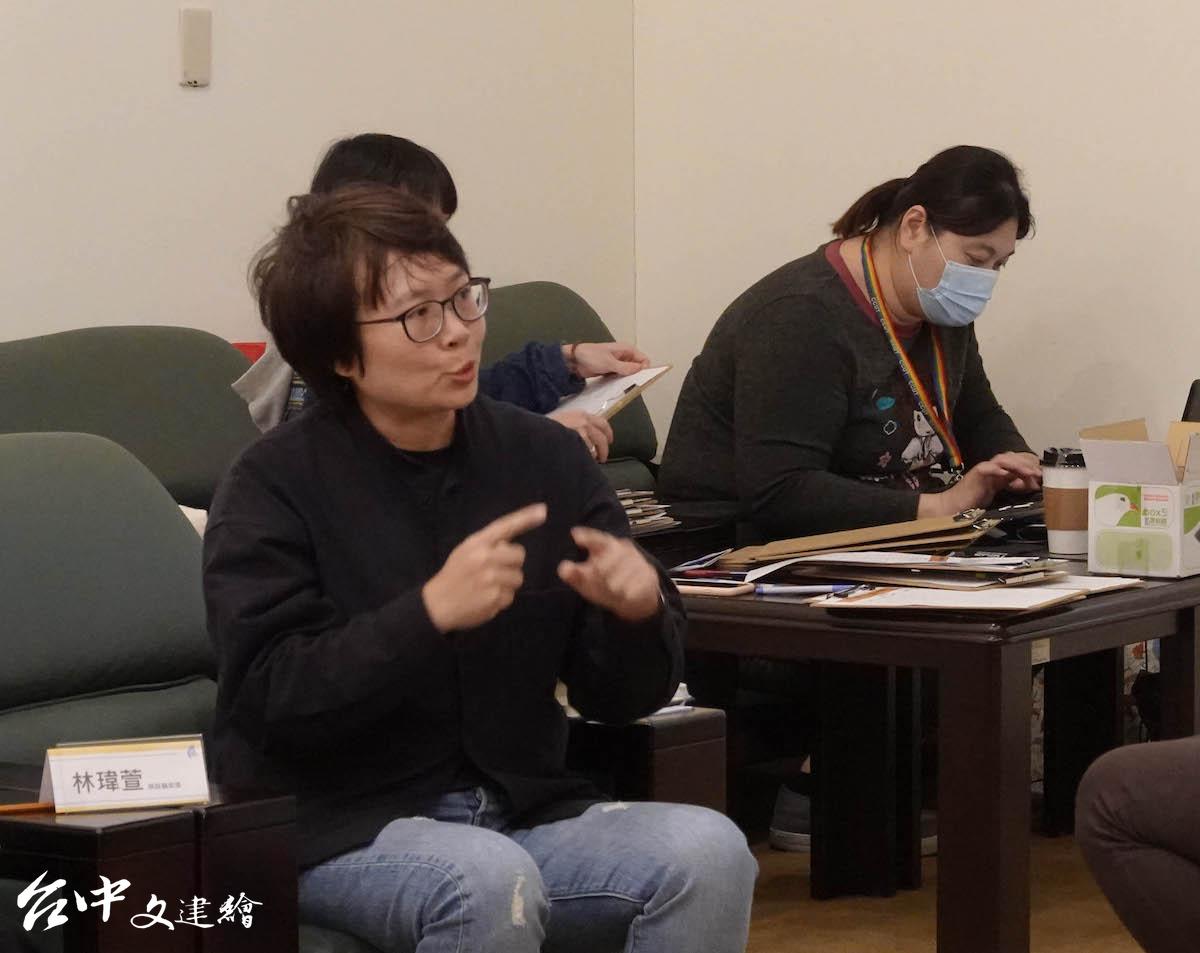 青年藝術家林瑋瑄透過手語表達觀點。(圖:國美管)