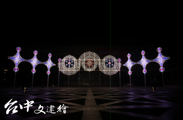 國美館「光之書寫」為台灣國際光影藝術節,此為義大利設計師 Daniel Monteverde 作品〈星座〉、〈星星的使者〉。(圖:國美館)