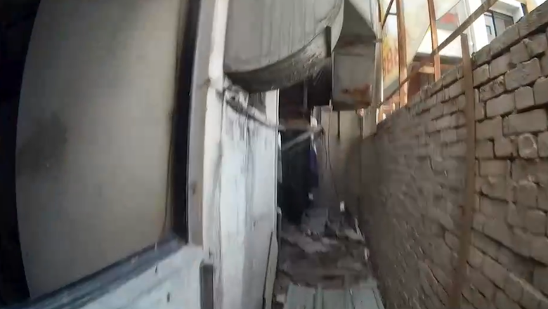 警員從廢墟另一側救出女子。(圖:台中市警局)