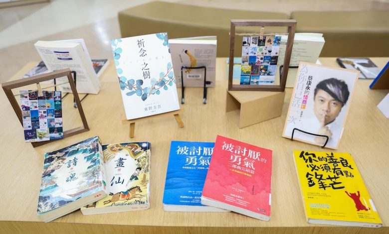 金鼎獎優良出版品《仙靈傳說》系列及東野圭吾《祈念之樹》等書。(圖:台中市文化局)