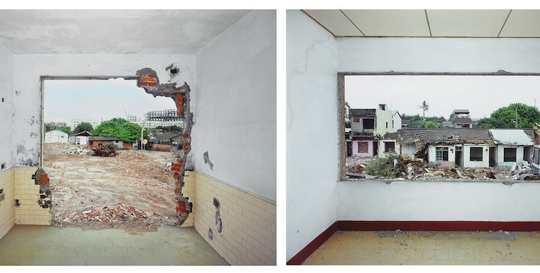 陳伯義(1972-)「窗景」以高雄市左營復興新村為創作主題。攝影・100.5 x 260 cm・2013(圖:文化部藝術銀行)