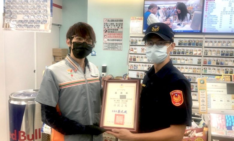 機警店員識破遊戲點數詐騙術,中市警第二分局表揚。(圖:台中市警局)